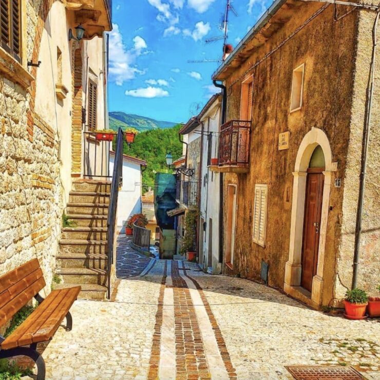 Vista del borgo di Abbateggio ai piedi del Parco Nazionale della Maiella provincia di Pescara Abruzzo Italia