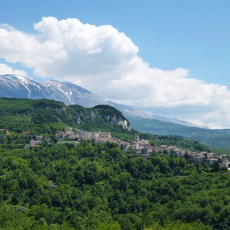 Casco histórico medieval de Caramanico Terme con sus callejones de piedra provincia de Pescara Abruzzo Italia