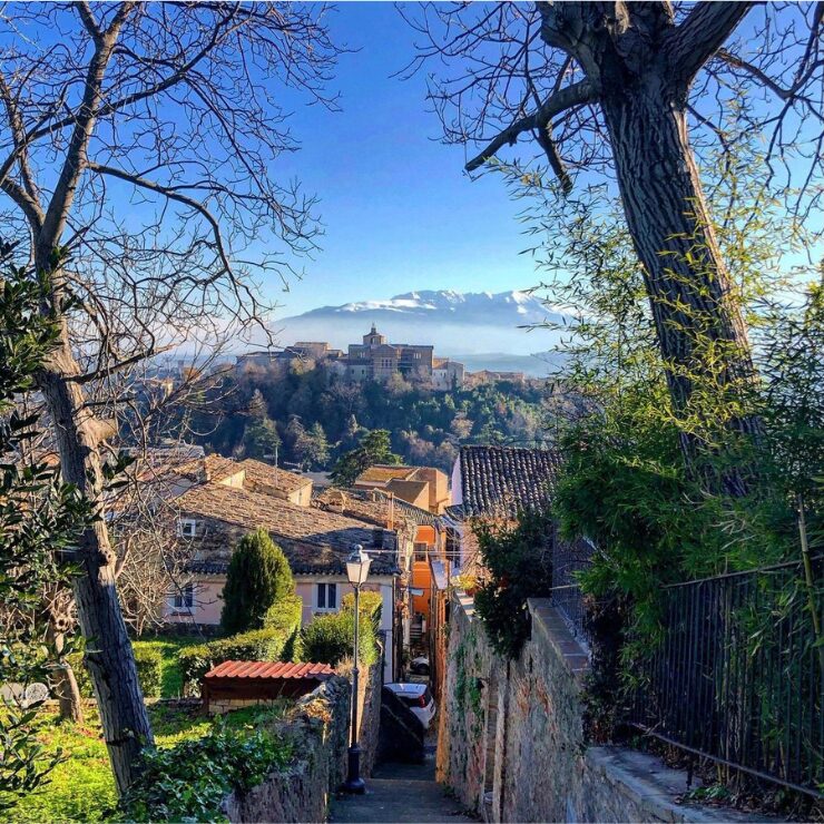Campi verdi e colline ondulate con montagne sullo sfondo vicino a Penne provincia di Pescara Abruzzo Italia