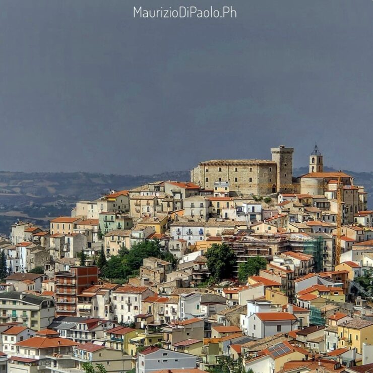 Vista panoramica di Casoli, paese in collina nella provincia di Chieti in Abruzzo, con la torre del castello medievale visibile in cima