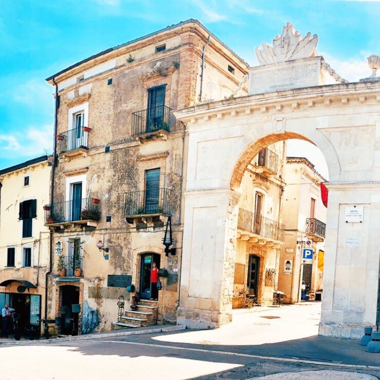El histórico arco de piedra que da entrada al casco antiguo de Guardiagrele, Abruzzo