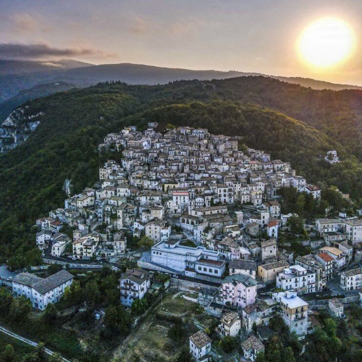 Vista aérea de Pretoro al atardecer, pueblo medieval encaramado en una colina boscosa en la provincia de Chieti, Abruzzo