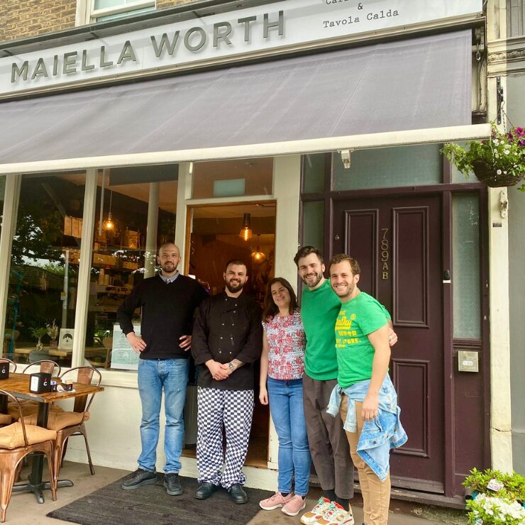 El equipo de Maiella Worth, caffetteria y tavola calda abrucesa en Londres, posando frente a la entrada del local