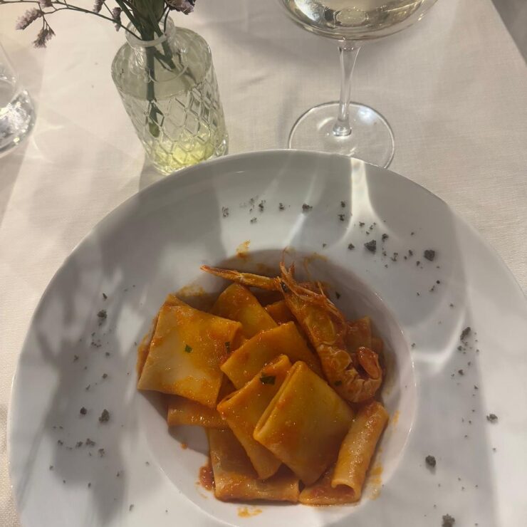 Plato de pasta con salsa de gambas y tomate servido en un restaurante trabocco en Abruzzo