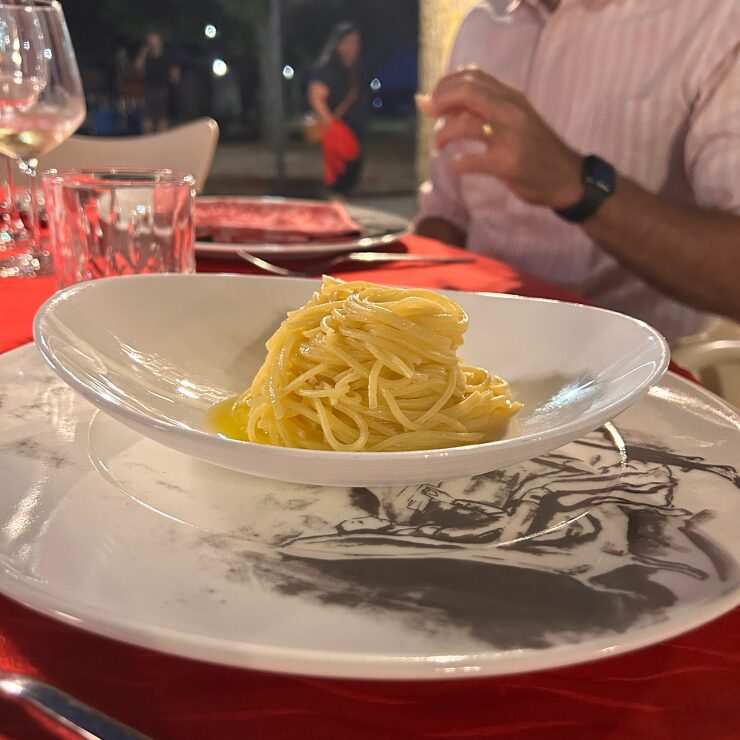 Spaghetti aglio e olio on pop-art plate at La Vineria dei Salnitro, San Martino sulla Marrucina – Abruzzo’s #1 restaurant